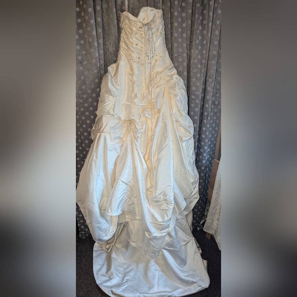 The DIAMOND COLLECTION Strapless Sequin Wedding Dress 12P - Picture 10 of 17